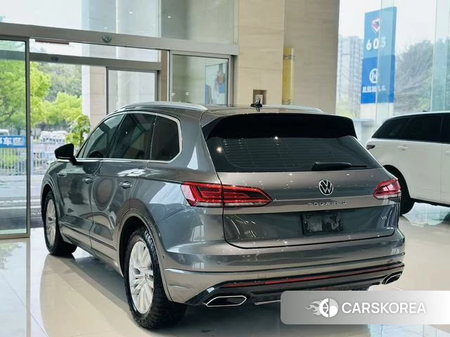 Volkswagen Touareg 2022 Темно-серый из Китая