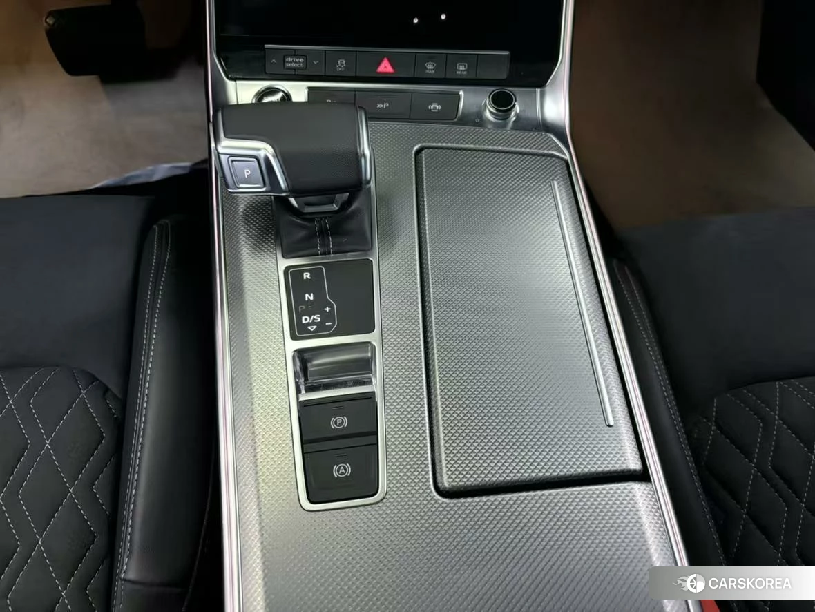 Audi A7L 2023 Серебристо-серый из Китая