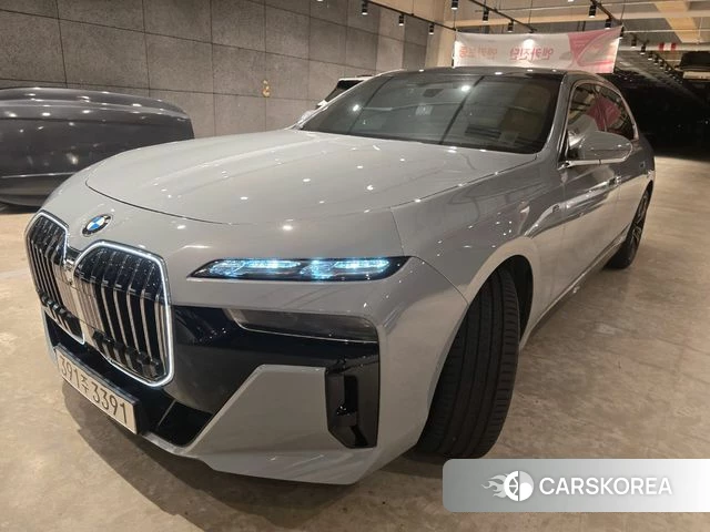 BMW 7 Series (G70) 2023 Светло-серебряный цвет из Кореи