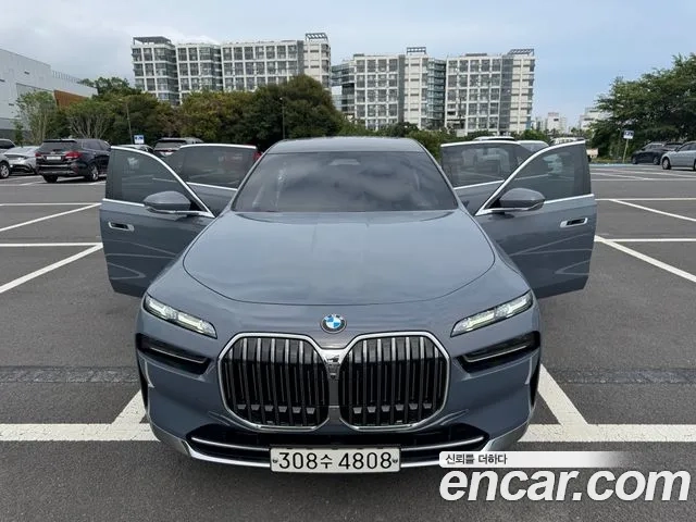 BMW 7 Series (G70) 2023 Цвет галактики из Кореи