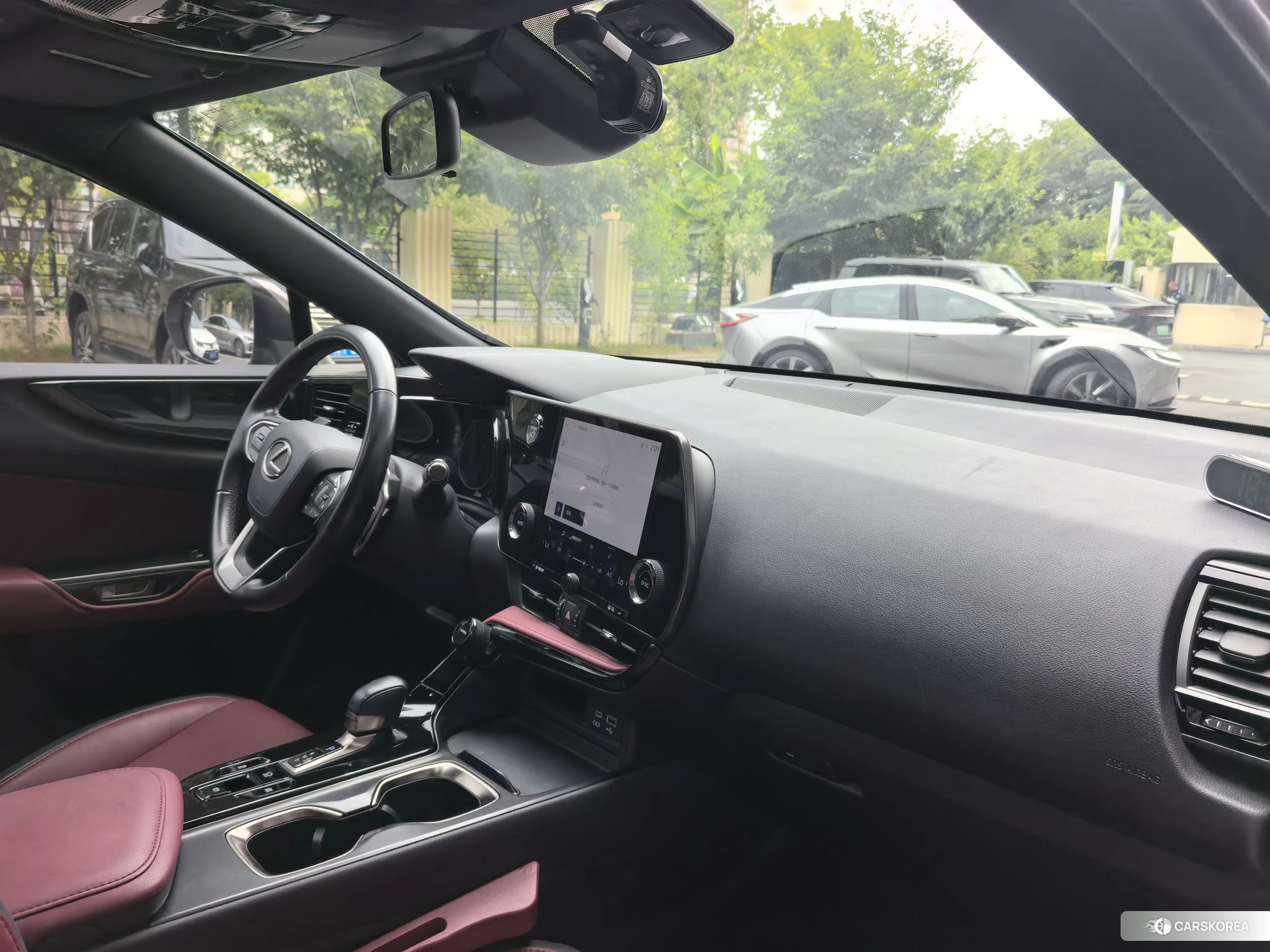 Lexus NX 2023 Серебристо-серый из Китая