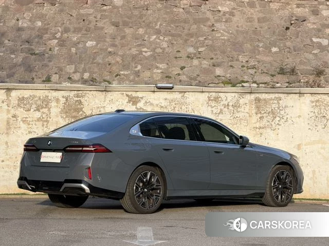BMW 5 series 2024 Темно-серый из Китая