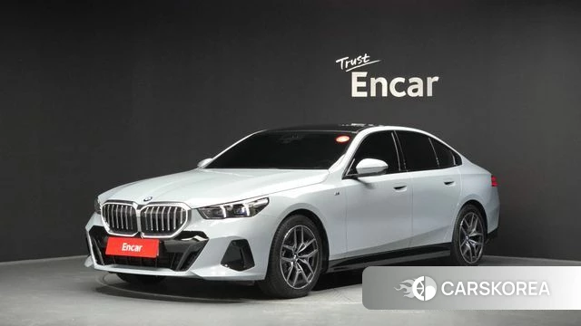 BMW 5 Series (G60) 2024 Серебристо-серый из Кореи