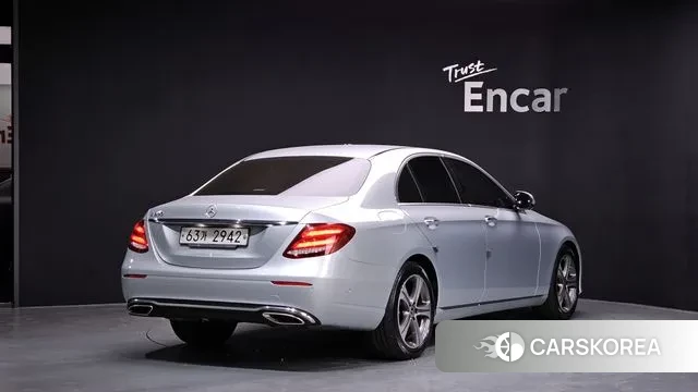 Mercedes-Benz E-Class W213 2018 Серебряный из Кореи