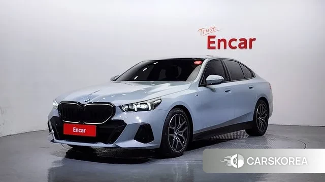 BMW 5 Series (G60) 2023 Цвет галактики из Кореи