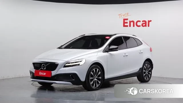 Volvo V40 Cross-Country 2018 Белый из Кореи