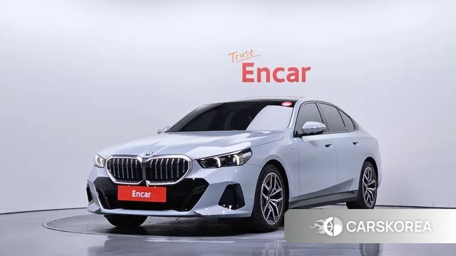 BMW 5 Series (G60) 2025 Светло-серебряный цвет из Кореи