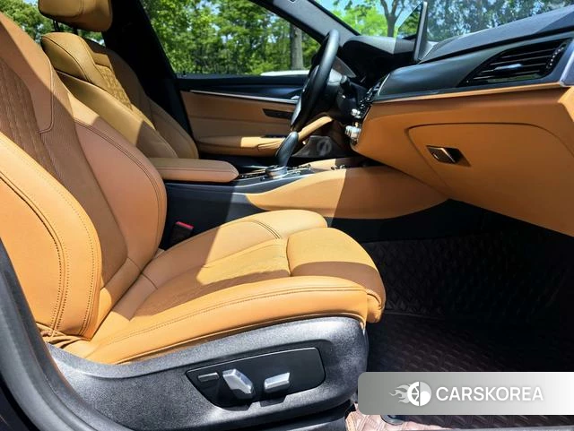 BMW 5 series (imported) 2021 Серебристо-серый из Китая