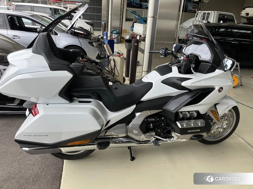 Проданный Honda GL1800 TOUR DCT 2024 из Японии