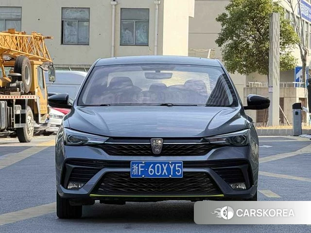 Roewe i5 2023 Темно-серый из Китая