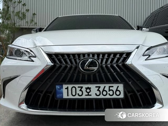 Lexus ES300h 7th generation 2023 Белый из Кореи