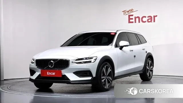 Volvo V60 Cross-Country 2nd Generation 2020 Белый из Кореи