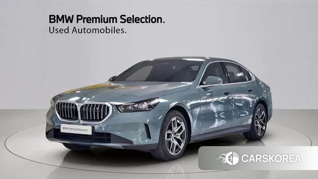 BMW 5 Series (G60) 2025 Темно-зеленый из Кореи