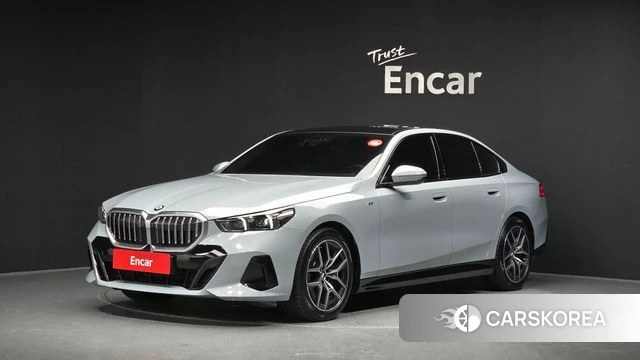 BMW 5 Series (G60) 2025 Серебристо-серый из Кореи