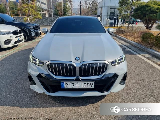 BMW 5 Series (G60) 2024 Небесно-голубой из Кореи