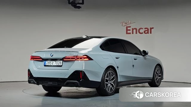 BMW 5 Series (G60) 2024 Серебристо-серый из Кореи
