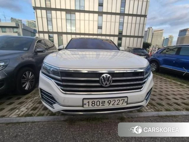Volkswagen Touareg 3rd generation 2020 Белый из Кореи