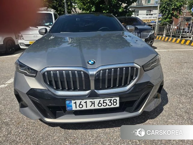 BMW 5 Series (G60) 2026 Песочный из Кореи