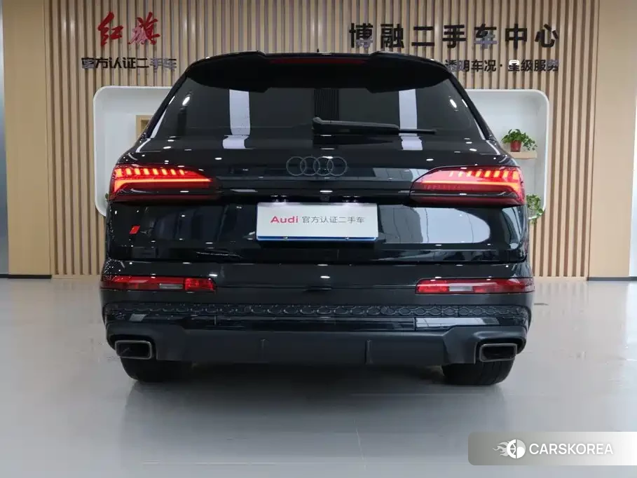 Audi Q7 2024 Черный из Китая