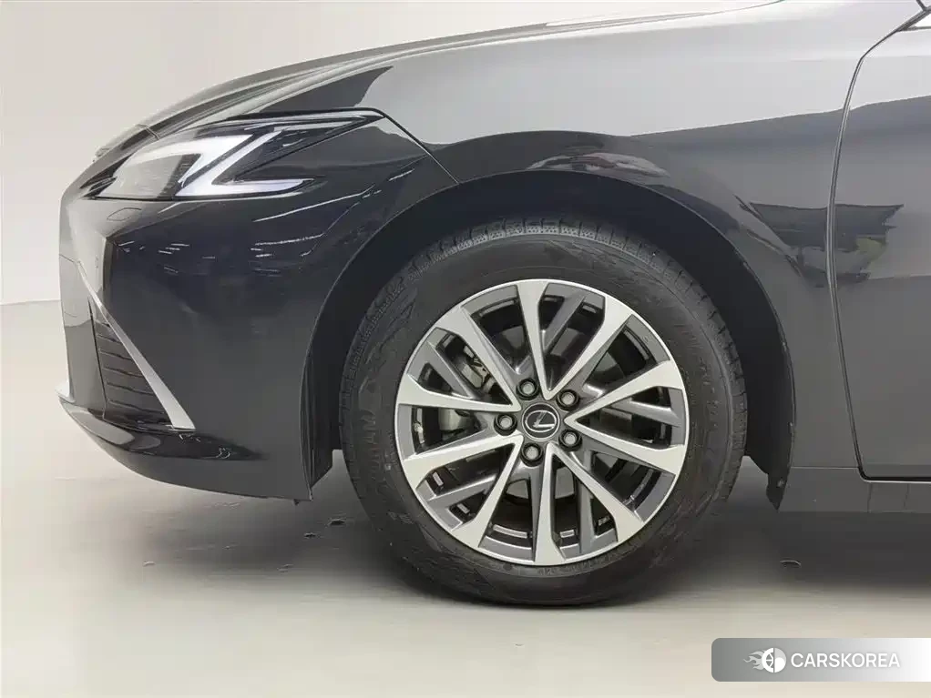 Lexus ES 2025 Silver/gray из Китая