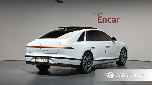 Hyundai Grandeur Hybrid (GN7) 2023 Белый из Кореи