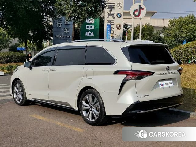 Toyota Saina 2023 Белый из Китая