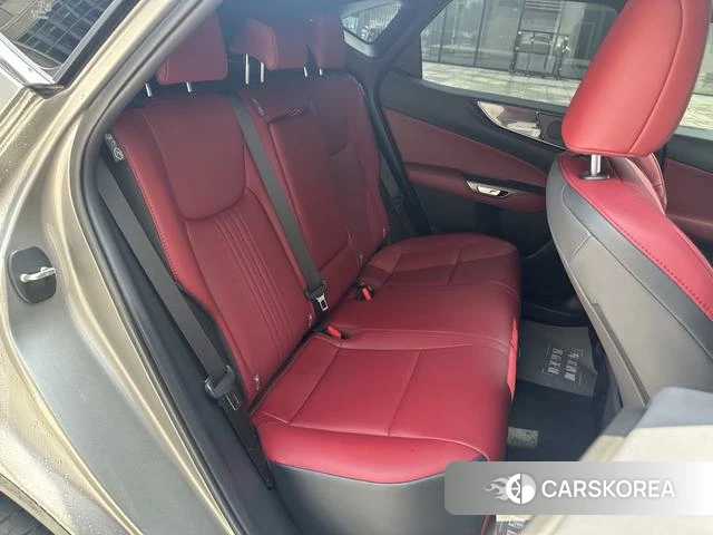 Lexus NX 2026 Серебристо-серый из Китая