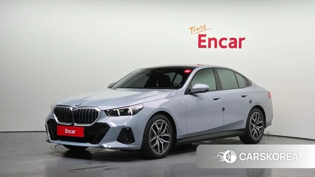 BMW 5 Series (G60) 2025 Серебристо-серый из Кореи