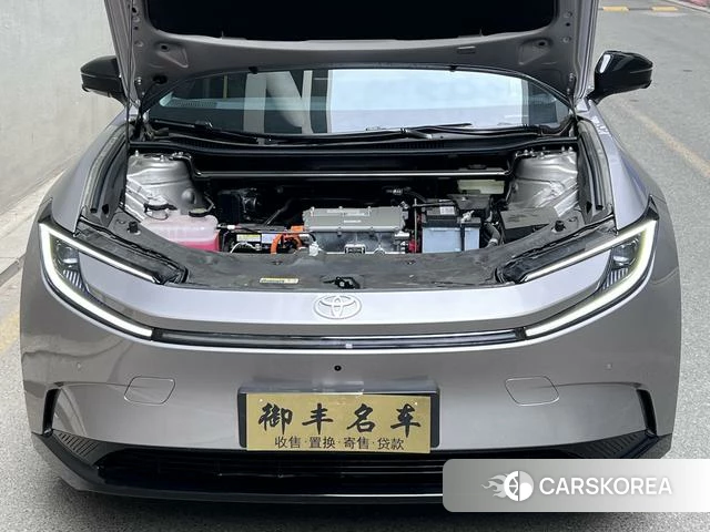 Toyota bZ5 2026 Серебристо-серый из Китая