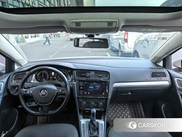 Volkswagen Golf*pure electricity 2021 Белый из Китая