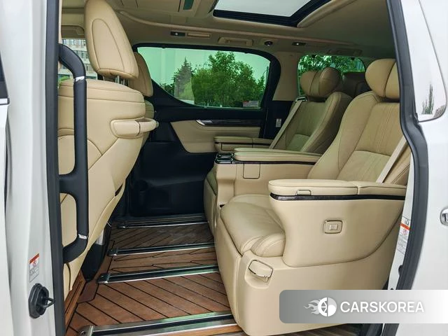 Toyota Elfa 2021 Белый из Китая