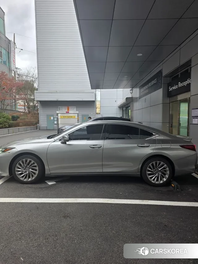 Lexus ES300h 7th generation 2024 Песочный из Кореи