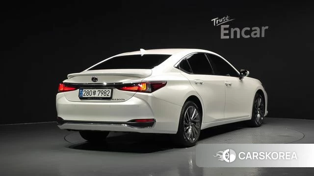Lexus ES300h 7th generation 2023 Белый из Кореи