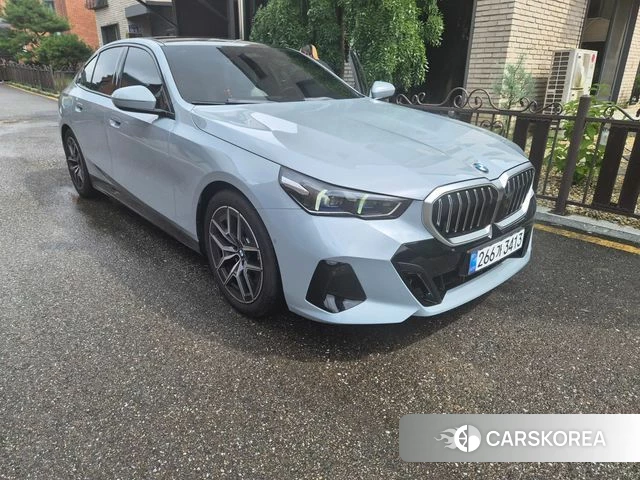 BMW 5 Series (G60) 2026 Светло-серебряный цвет из Кореи