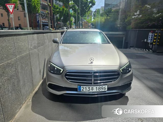 Mercedes-Benz E-Class W213 2023 Песочный из Кореи