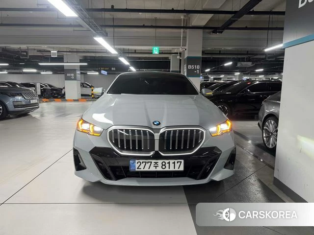 BMW 5 Series (G60) 2025 Серебристо-серый из Кореи