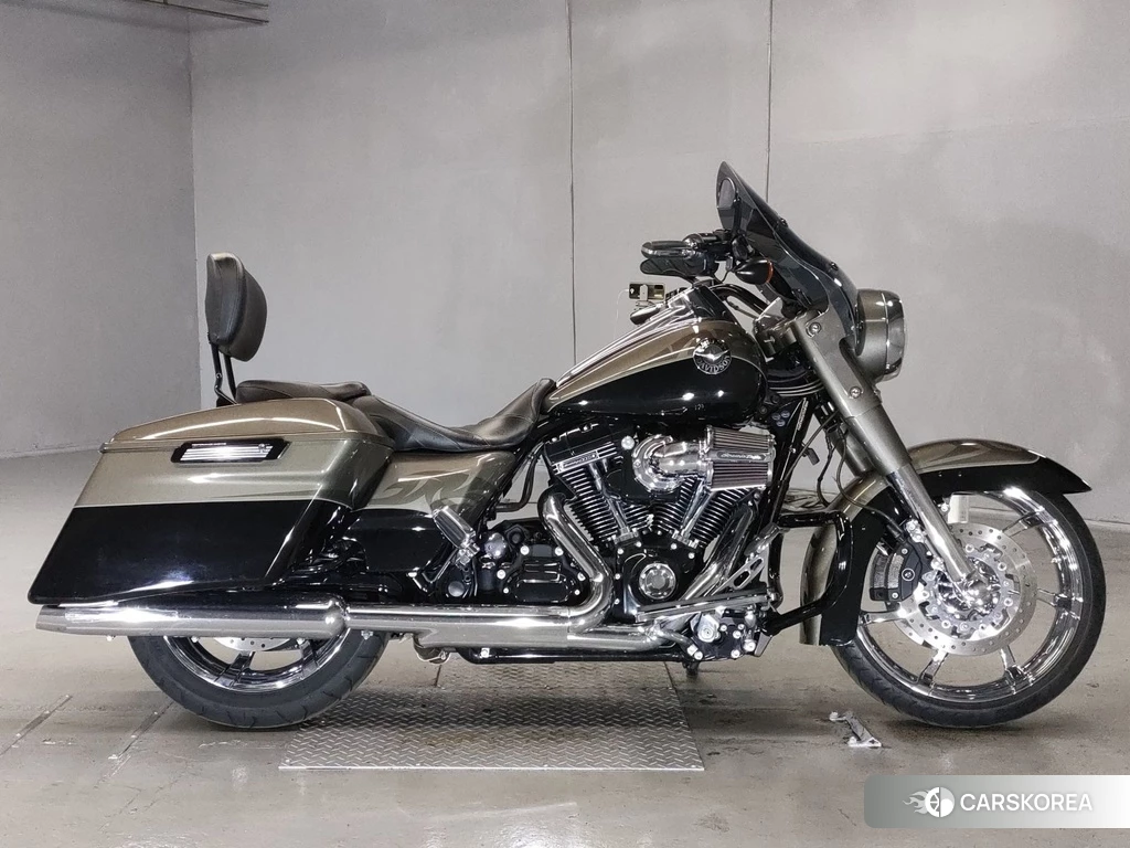 Проданный Harley-Davidson Road King Custom FLHRSE1800CVO 2014 из Японии, фото 2