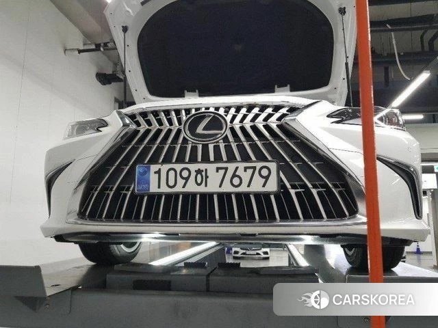 Lexus ES300h 7th generation 2025 Белый из Кореи