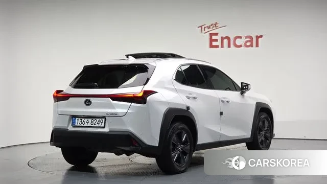 Lexus UX250h 2023 Белый из Кореи