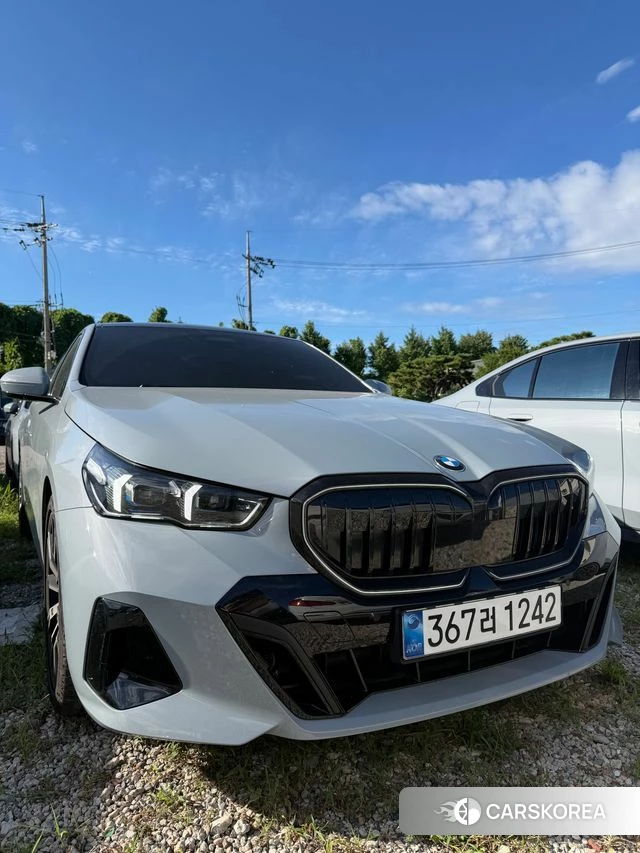 BMW 5 Series (G60) 2026 Серебристо-серый из Кореи