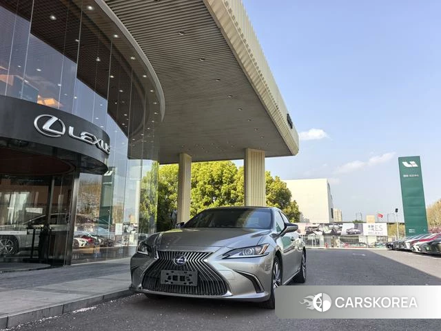 Lexus ES 2020 Серебристо-серый из Китая