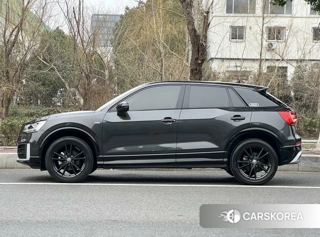 Audi Q2L 2021 Темно-серый из Китая
