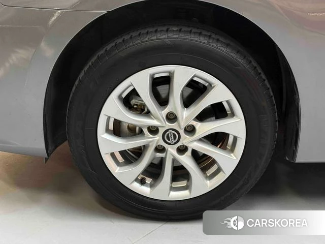 Nissan Xuan Yi 2023 Темно-серый из Китая