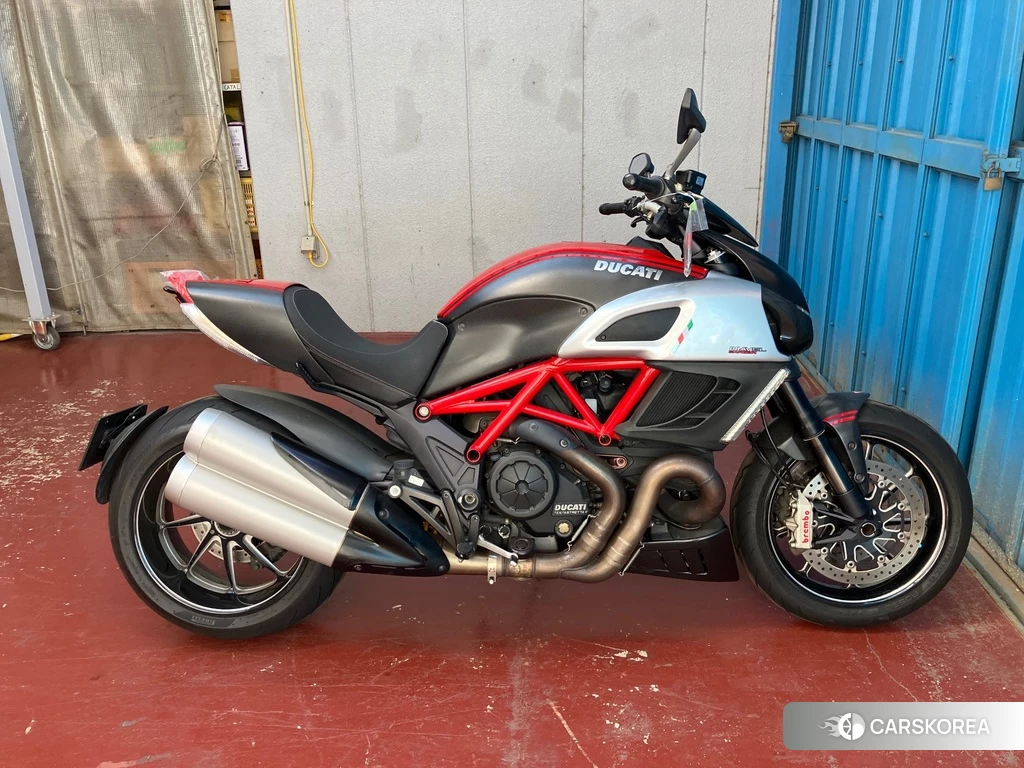 Проданный Ducati DIAVEL CARBON 2011 из Японии