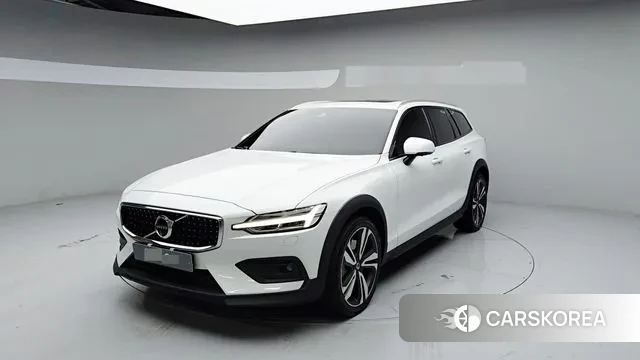 Volvo V60 Cross-Country 2nd Generation 2021 Белый из Кореи