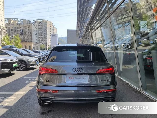Audi Q5L 2021 Темно-серый из Китая