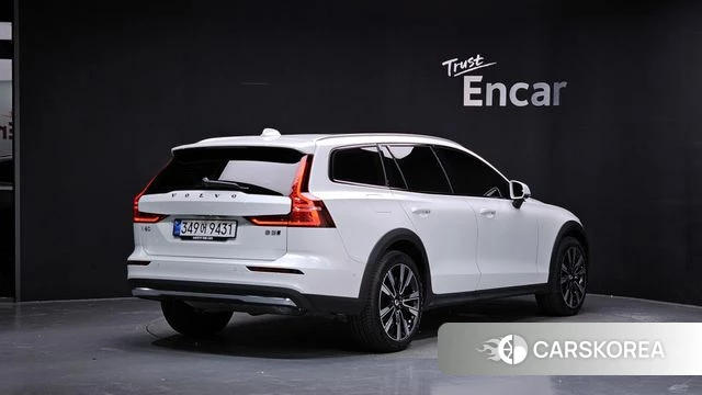 Volvo V60 Cross-Country 2nd Generation 2025 Белый из Кореи