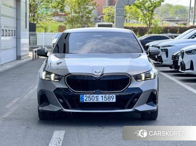 BMW 5 Series (G60) 2025 Песочный из Кореи
