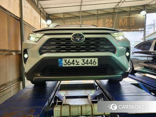 Toyota RAV4 5th Generation 2023 Белый из Кореи