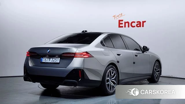 BMW 5 Series (G60) 2025 Серебристо-серый из Кореи